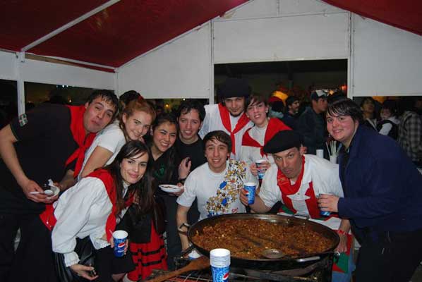 Dantzaris del Centro Vasco 'Euskal Echea' de Comodoro Rivadavia durante la Feria de Colectividades del Bicentenario