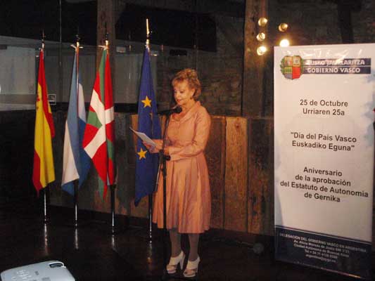 En la celebración del 'Día del País Vasco', la delegada Elvira Cortajarena explicó el significado de esta fecha para los ciudadanos vascos (foto EuskalKultura.com)