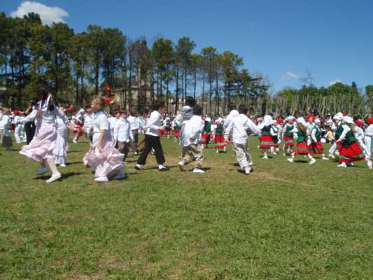 En la Fiesta Vasca del Bicentenario, la cultura argentina y la vasca se integraron en las danzas, la música y el deporte (foto EuskalKultura.com)