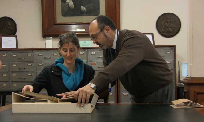 Nuria Vilalta junto a Raúl Daniel Escandar, responsable de la Biblioteca del Museo Mitre (fotograma extraído del documental)