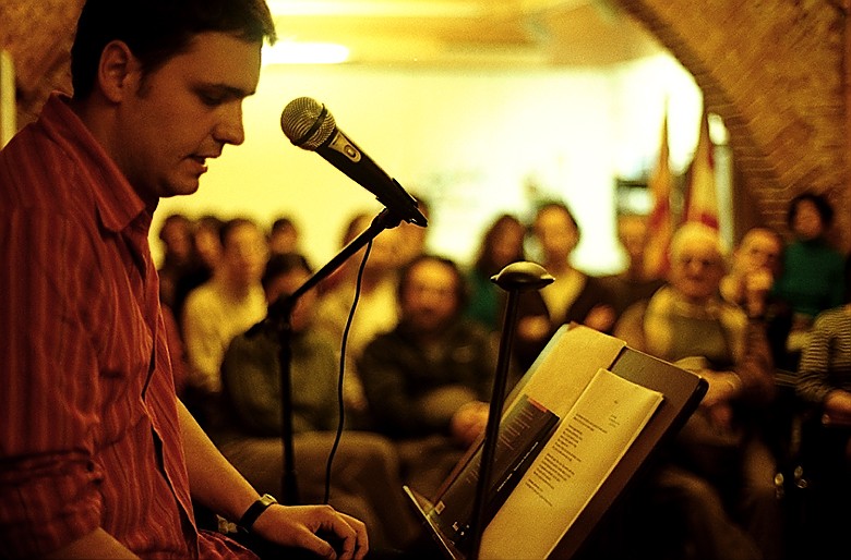 Kirmen Uribe durante una lectura de su obra en Euskal Etxea de Barcelona (foto BCNEE)