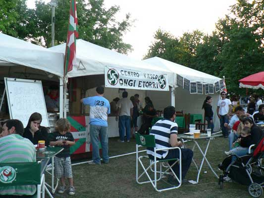 Los socios del centro 'Ongi Etorri' armaron su stand en el marco de la XV Fiesta de Colectividades de San Pedro