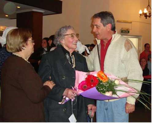 El presidente de Euzko Etxea, Javier Clúa, y la representante de la Subcomisión de Biblioteca, Alicia Bonicatto, entregaron una placa y flores a Haydee Cervantes de Artola (en el centro)