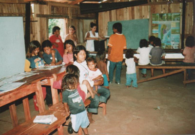 Aula satelital perteneciente a la Escuela N° 44 de San Ignacio. El salón construido por los mismos aborígenes es muy precario, como puede observarse en la foto. A ella asisten niños de cuatro comunidades mbya-guaraníes (foto CorpusChristiEE)