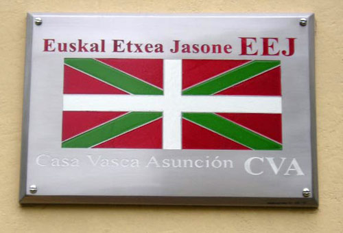 Placa identificativa en la fachada de la Casa Vasca de Asunción, Paraguay