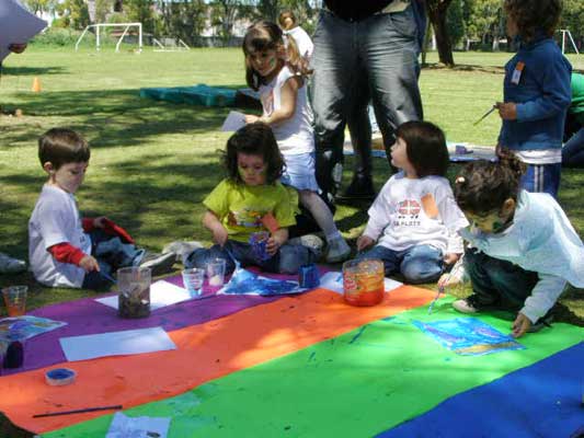 Los "peques" de las euskal etxeas realizaron distintos tipos de actividades en el 13 Encuentro de Txikis organizado por FEVA