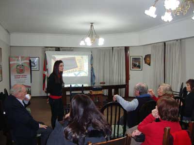 Emilia Bastida, La Platako euskal zine-kafe zikloaren lehenengo filma, Obaba, aurkezten, joan den abuztuan.