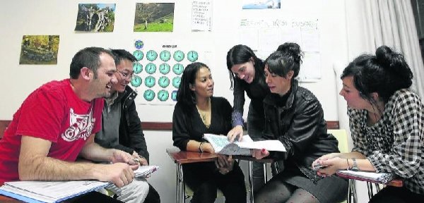 Los alumnos, en una clase de euskera con su profesora, Errukiñe Olaziregi, en Euskal Etxea de Madrid (foto Deia)