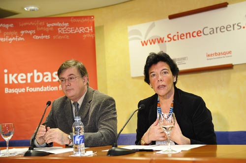 El presidente de la Comisión Ejecutiva de IkerBasque, Fernando Cossío, y la consejera de Educación, Universidades e Investigación del Gobierno Vasco, Isabel Celaá, ayer en la presentación del nuevo portal ScienceCareers.eu