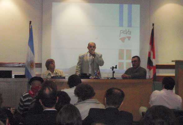 Autoridades de FEVA que llevaron adelante la reunión: Marta Abarrategui, secretaria; Ricardo Basterra, presidente; y Hugo Andiazabal, tesorero (reportaje fotográfico EuskalKultura.com)