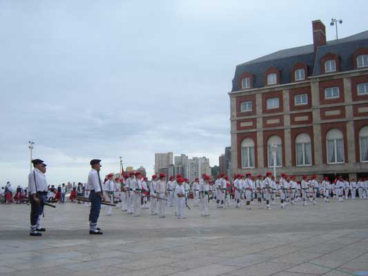 En el espectáculo de danzas del domingo, que tuvo lugar en el Boulevard Marítimo Patricio Peralta Ramos, participaron todos los dantzaris que viajaron hasta Mar del Plata (fotografías y videos EuskalKultura.com)