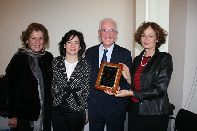 Mª Josepa Muñoa, Irune Zuluaga, Joseba Aguirre y Cynthia Young en el homenaje (foto SabinoArana.org) 