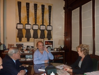 Reunión entre el Ministro de Cultura Hernán Lombardi y Elvira Cortajarena (foto Irekia)