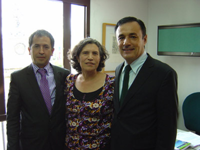 Ricardo Melo, Subdirector del Departamento de Acción Social, y su asesora Faride Sierra, junto al delegado Iñaki Martínez (foto Irekia)