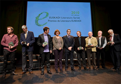 Los premiados en el escenario del Kursaal junto al lehendakari Patxi López y la consejera de Cultura Blanca Urgell (foto Irekia) 
