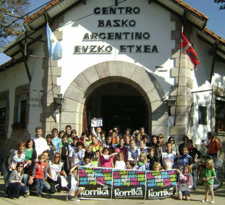 El Centro Vasco Euzko Etxea de Necochea --en la imagen celebrando Korrika-- es uno de los beneficiarios de estas ayudas (foto NecocheaEE)