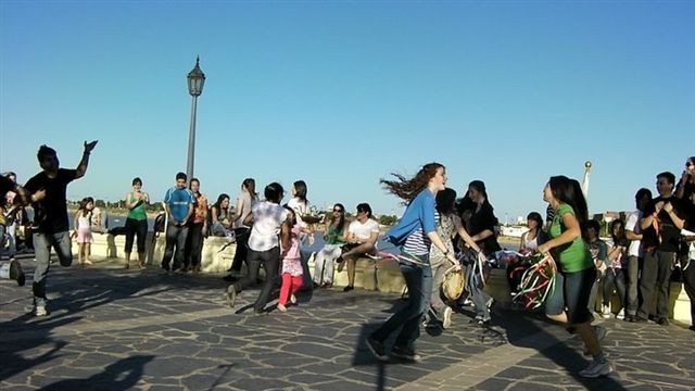 Las fiestadelas (kalejiras) anunciaron por sorpresa la fiesta por las calles de Santa Fe (foto SantaFeEE)