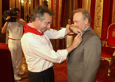 El presidente de Navarra impone la insignia de Navarra a Agustín Otondo en una visita realizada por socios del Centro a la comunidad foral en 2003 (foto navarra.es)