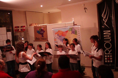Los miembros del Coro Infantil en plena actuación (foto VillaMercedesEE)