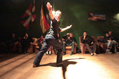 El dantzari Mikel Aristegi presentó la coreografía 'Euskal Herria', basada en poemas de Sarrionandia y Lete (foto Berlin EE) 