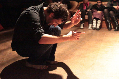 Mikel Aristegui bailando 'Euskal Herria' en la presentación de la Euskal Etxea de Berlín (foto BerlinEE)