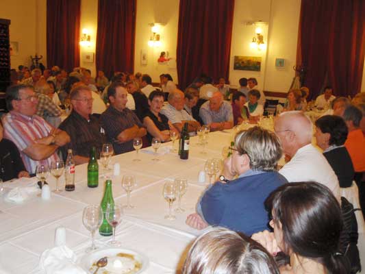 Antes de su presentación en Mar del Plata, los miembros de la Agrupación Coral 'Euskal Argentina' deleitaron a los presentes en el restaurante del Centro Vasco Francés con canciones en euskera (foto EuskalKultura.com)