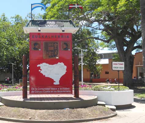 Monumento obsequiado por la colectividad vasca a la comunidad de Curuzú Cutiá