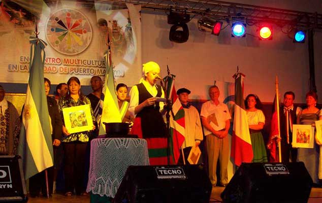 En el desfile de banderas de la Feria de Colectividades de Puerto Madryn, Wendy Mariezcurrena leyó un mensaje en nombre de la colectividad euskalduna dirigido a la comunidad