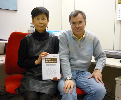 El matrimonio formado por Chieko Hata y Jon Goikolea con su libro (foto goioarana) 