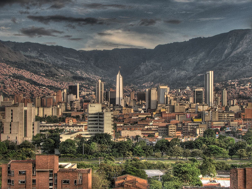 Una imagen de Medellín, rodeada de montañas