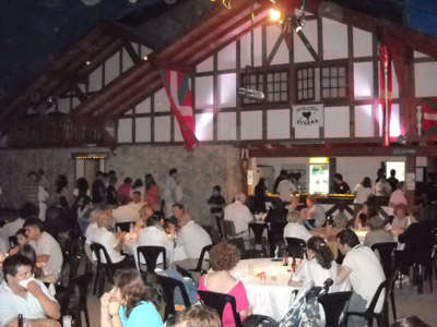 Socios y amigos disfrutando de una Taberna Vasca previa en el patio del Gure Ametza (foto RioCuartoEE)