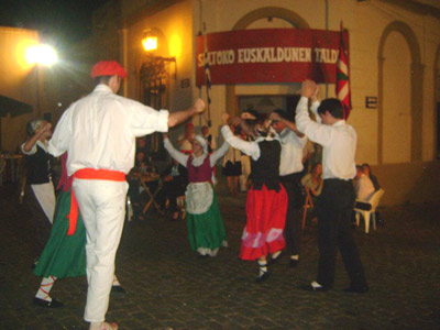 Los dantzaris del centro vasco de Concordia se sumaron a la fiesta (foto SaltoEE)
