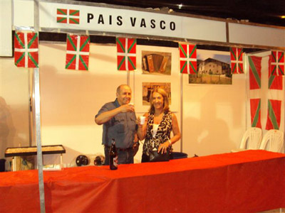 Miembros del centro vasco brindan por el éxito de la feria (foto SantaFeEE)