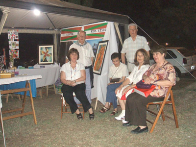 Miembros de la Asociación Cultural Vasca de Tucumán en el stand con el que participaron en la feria (fotoTucumánEE)