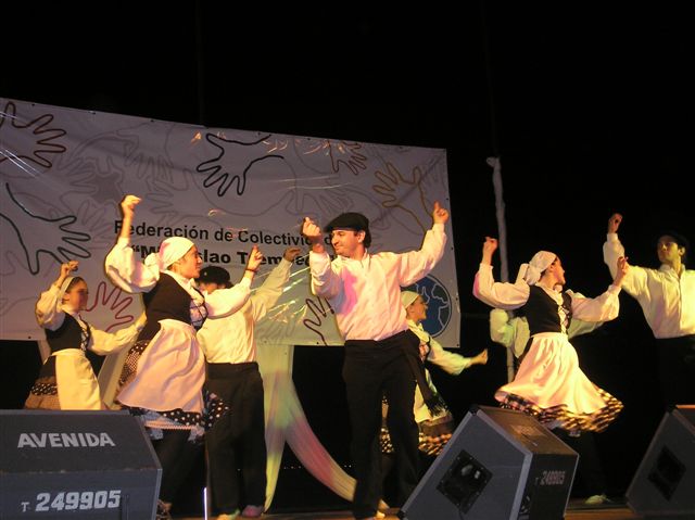 Actuación de los dantzaris de Urrundik (foto UrrundikEE)