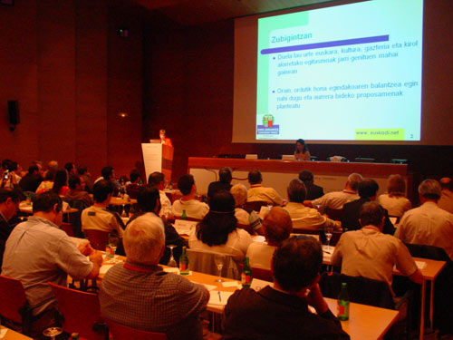 Aspecto del último Congreso Mundial de Centros Vascos, en 2007, marco en que se eligieron los representantes de los centros vascos en el Consejo Asesor que hoy se reúne en Lehendakaritza (foto EuskalKultura.com)