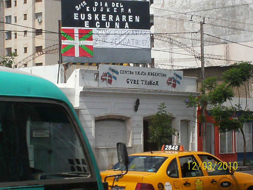 Aspecto del cartel en la azotea del Centro Vasco Gure Txokoa de Córdoba, en Argentina (foto GTEE)