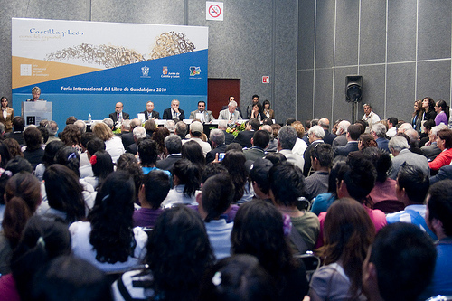 Imagen de uno de los encuentros de la edición 2010 de la Feria de Guadalajara (foto FIL)