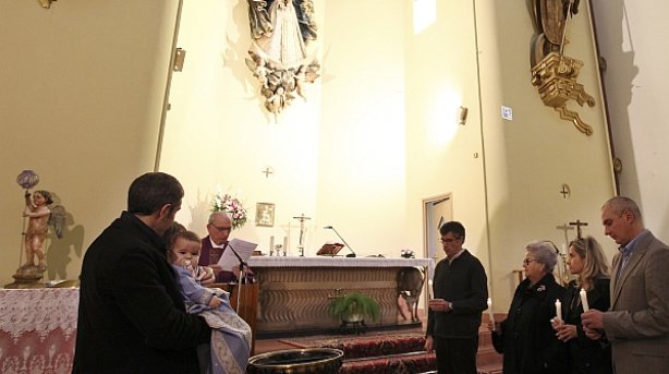 Un momento de un bautizo en la iglesia de San Ignacio. (MartaFernández-Deia)