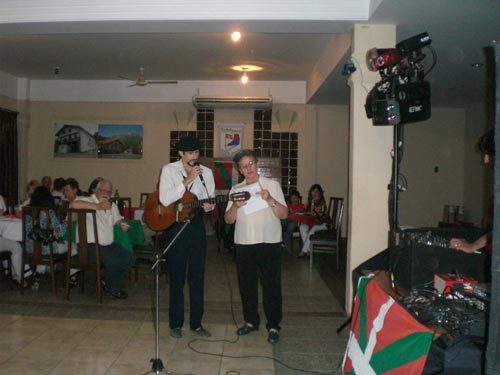 Nekane Olcoz y Matías Ochoteco cantaron cantos tradicionales vascos (foto MEE)
