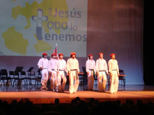 Los dantzaris del 'Euzko Etxea' ofrecieron sus danzas en el homenaje a la Madre Cándida