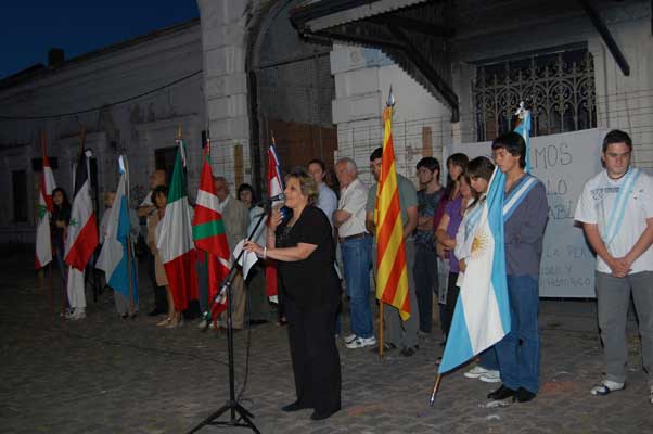 Durante toda la ceremonia flamearon las banderas de las colectividades presentes