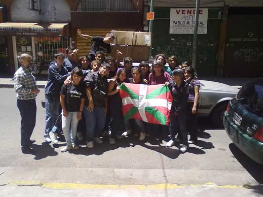 Los alumnos del 'Manuel Belgrano' preparan las cajas para enviar a Quitilipi