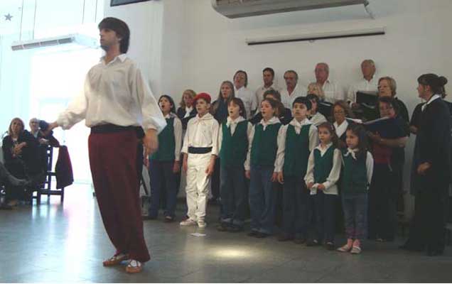 Los coros de niños y adultos pusieron la voz al Aurresku 