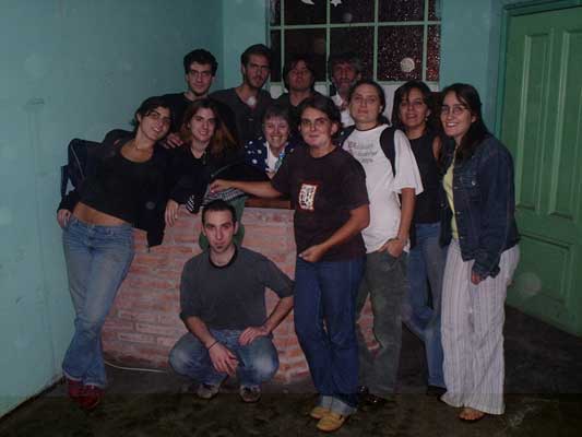 Otros tiempos. En marzo de 2005 Eusketxe, Editorial Ekin y Euskaltzaleak dejaron la sede del Centro Laurak Bat para iniciar un nuevo camino en la calle México. En la foto, parte del grupo que ayudó en la mudanza, en la primera foto tomada en "México"