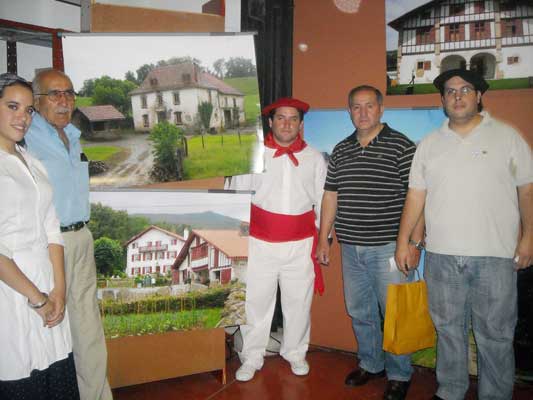 El director de cultura de la municipalidad sanjuanina Luis Meglioli junto a la familia Landa