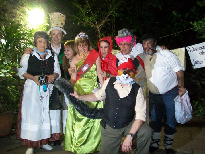 Los actores de la obra junto a Olentzero en la Iparraldeko Euskal Etxea de Baires (foto IEE)