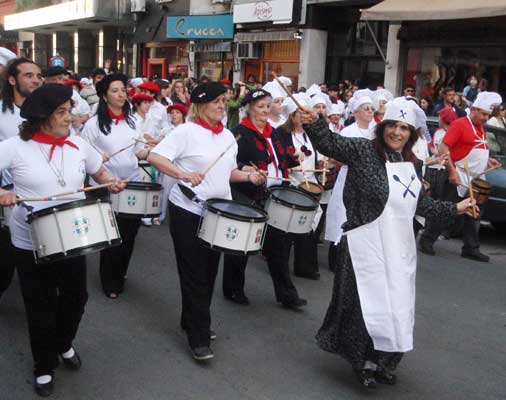 En la Semana Vasca del año pasado, en Bahía Blanca, Rosana dirigió la tamborrada por las calles de la ciudad (foto EuskalKultura.com)