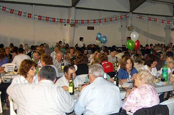 Tres centenares de personas se reunieron en el Club Apeadero para celebrar el décimo segundo aniversario del centro vasco 'Itxaropen'