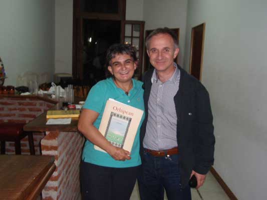 Teresa de Zavaleta junto al escritor euskaldun Xamar, durante su visita a Euskaltzaleak